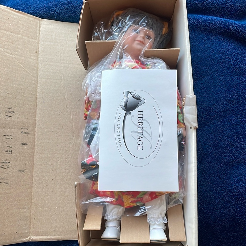 HERITAGE COLLECTION 14" PORCELAIN DOLL "ASHLEY" #14BES-A - NEW